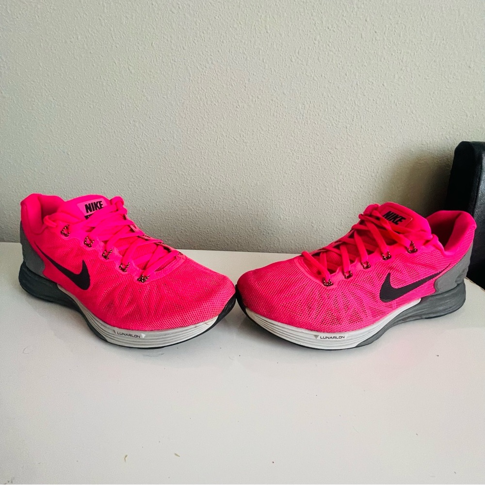 Nike Pink and Black Athletic Shoes Modern Design - Picture 9 of 11